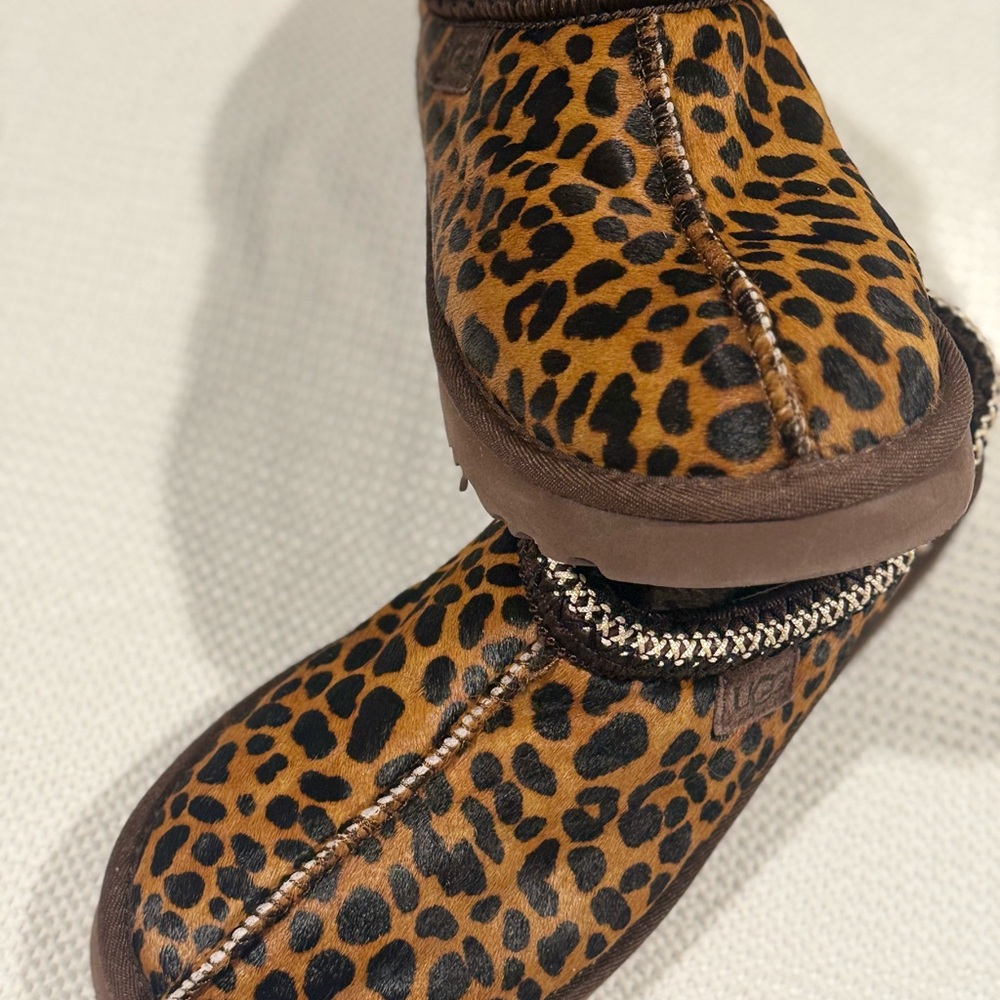 UGG ANTROPOLOGIE exclusive Leopard Slippers.
Size 7.5 can fit an 8 too. - Picture 3 of 9